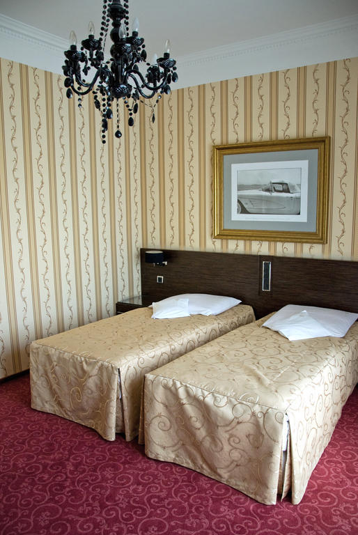 Hotel Falko Rumia Exterior photo